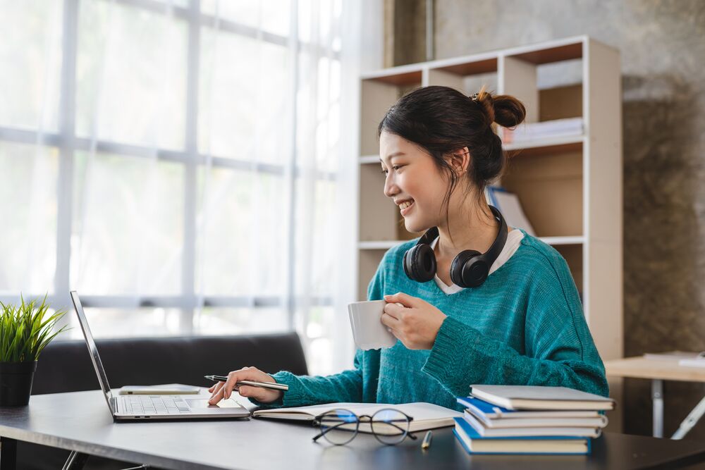 Highschool girl on virtual class